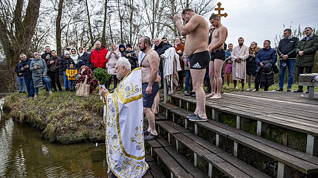 Duchovn Jozef Fejsak posvtil vodu v ece Svratce pi pleitosti svtku Zjeven Pn  kest Pn v Jordnu.