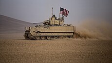 Americké bojové vozidlo Bradley v pouti u syrského Dajr az-Zaur (8. prosince...