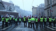 Policie dohlíí na demonstraci ped Strakovou akademií (21. ledna 2023)
