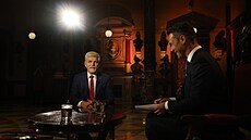 Petr Pavel a moderátor Martin �ezní�ek p�ed televizní debatou (22. ledna 2023)