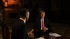 Andrej Babi� a moderátor Martin �ezní�ek p�ed debatou �eské televize v Národním...