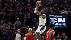 LeBron Jamesz LA Lakers střílí na koš Portlandu.
