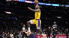 LeBron James z LA Lakers letí ke koši LA Clippers.