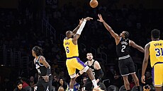 LeBron James z LA Lakers zakončuje, jeho pokus blokuje Kawhi Leonard z LA...