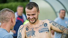 Martin Jindráek, bývalý ligový fotbalista, má tlo poseté nápaditým tetováním.