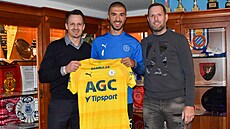 Zleva �editel Teplic Rudolf �epka, Nemanja Mi�evi� a sportovní �editel �t�pán...