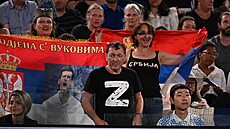 Mu v triku s nápisem "Z" sleduje tvrtfinálový zápas muské dvouhry mezi...