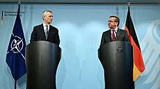 Generální tajemník NATO Jens Stoltenberg a n�mecký ministr obrany Boris...