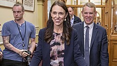 Konící novozélandská premiérka Jacinda Ardernová a její nástupce Chris Hipkins...