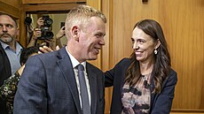 Konící novozélandská premiérka Jacinda Ardernová a její nástupce Chris Hipkins...