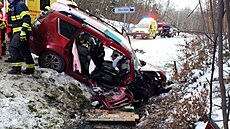 Na silnici I/37 u obce Lukavice se srazila čtyři auta. (28. ledna 2023)