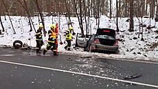 Na silnici I/37 u obce Lukavice se srazila tyi auta. (28. ledna 2023)
