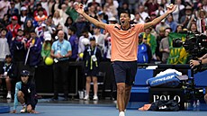 Australský tenista Alexei Popyrin slaví vítzství nad Taylorem Fritzem ve...