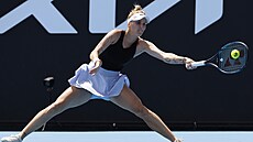 Markéta Vondrouová se natahuje za míkem bhem tetího kola Australian Open.