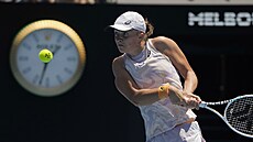 Světová jednička Polka Iga Šwiateková hraje bekhend osmifinále Australian Open.