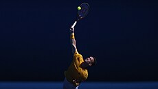 eský tenista Jií Leheka podává v osmifinále Australian Open.