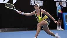 Barbora Krejíková se natahuje za míkem v osmifinále Australian Open.
