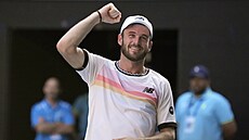 Amerian Tommy Paul slaví postup do semifinále Australian Open.
