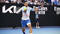 Srbský tenista Novak Djokovi hraje na Australian Open s obvázaným stehnem i bolestivou grimasou.