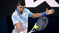 Srb Novak Djokovi returnuje ve tvrtfinále Australian Open.