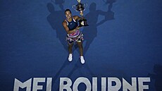 Aryna Sabalenková s trofejí pro vítzku enské dvouhry na Australian Open.