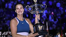 Aryna Sabalenková s trofejí pro vítzku Australian Open.