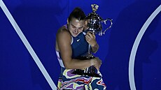 Aryna Sabalenková objímá trofej pro vítzku Australian Open.