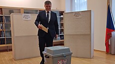 eský velvyslanec na Slovensku Rudolf Jindrák hlasuje ve druhém kole eských...