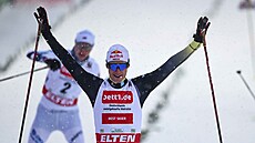 N�mecký sdru�ená� Vinzenz Geiger vít�zí v závod� na 10 km p�i SP v Klingenthalu.