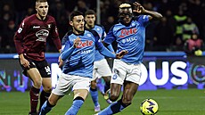 Neapol�tí fotbalisté Eljif Elmas (vlevo) a Victor Osimhen v utkání proti...