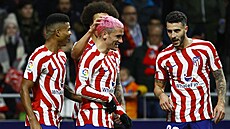 Fotbalisté Atlétika Madrid se radují z gólu, který vst�elil Antoine Griezmann.