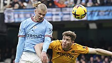 Útoník Erling Haaland z Manchesteru City (vlevo) hlavou skóruje v utkání proti...