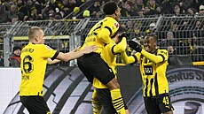 Dortmund�tí fotbalisté se radují z gólu, který vst�elil Giovanni Reyna.
