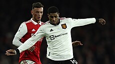 Útoník Marcus Rashford z Manchesteru United si kryje mí ped Benem Whitem z...