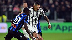 Angel di Maria z Juventusu se s míem snaí proniknout mezi bránícími hrái...