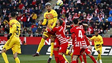 Barcelonský stoper Ronald Araujo hlavi�kuje v utkání proti Giron�.