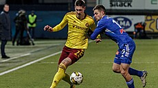 Spar�anský úto�ník Tomá� �van�ara (vlevo) obchází faulujícího Luká�e Vra�tila z...