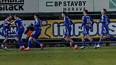 Olomou�tí fotbalisté se radují z gólu, který vst�elil Jan Navrátil (vlevo).
