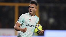 Úto�ník Lautaro Martinez z Interu Milán se raduje ze svého gólu.