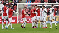 Fotbalisté Slavie se radují z gólu proti Jablonci, trefil se Václav Jurečka.