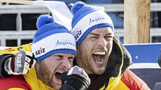 N�me�tí bobisté Johannes Lochner (vpravo) a Georg Fleischhauer se radují z...