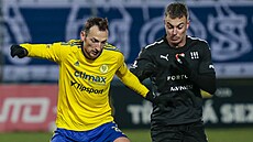 Zlínský útočník Libor Kozák si kryje míč v utkání proti Baníku Ostrava.