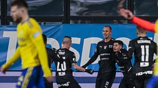 Ostrav�tí fotbalisté se radují z gólu Ji�ího Klímy (s �íslem 21) v utkání proti...