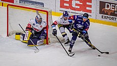 Bud�jovický branká� Jan Strme� (2) hlídá plze�ského úto�níka Sebastiána Maláta,...