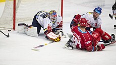 Gólmanovi �eských Bud�jovic Dominiku Hrachovinovi pro�el puk t�sn� vedle branky...