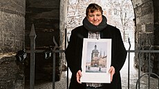 Pekárna. Malí� Václav Jansa zv��nil Svatopetrskou zvonici s výv�sním �títem...