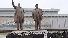 Lidé se v Pchjongjangu přišli při příležitosti lunárního nového roku poklonit...