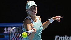 Polka Magda Linetteová hraje forhend v osmifinále Australian Open.