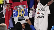 Srbský tenista Novak Djokovi� se podepisuje fanou�k�m  po postupu do semifinále...