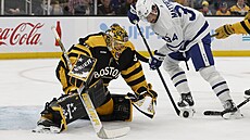 Bostonský Linus Ullmark likviduje pokus Austona Matthewse z Toronto Maple Leafs.